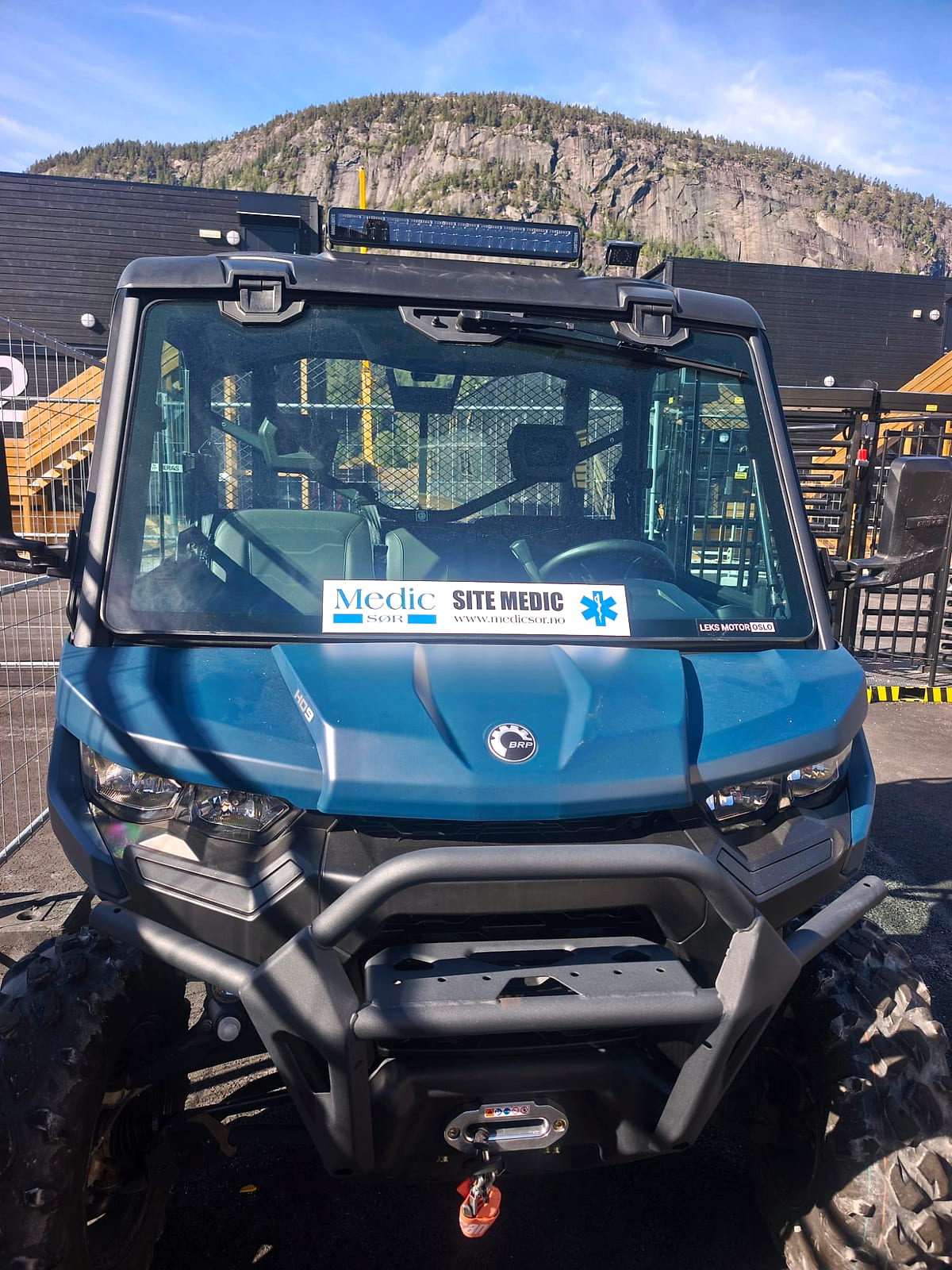 Medic Sør's off-road vehicle marked Site Medic parked on the construction site, with a light bar on the roof and a winch at the front.